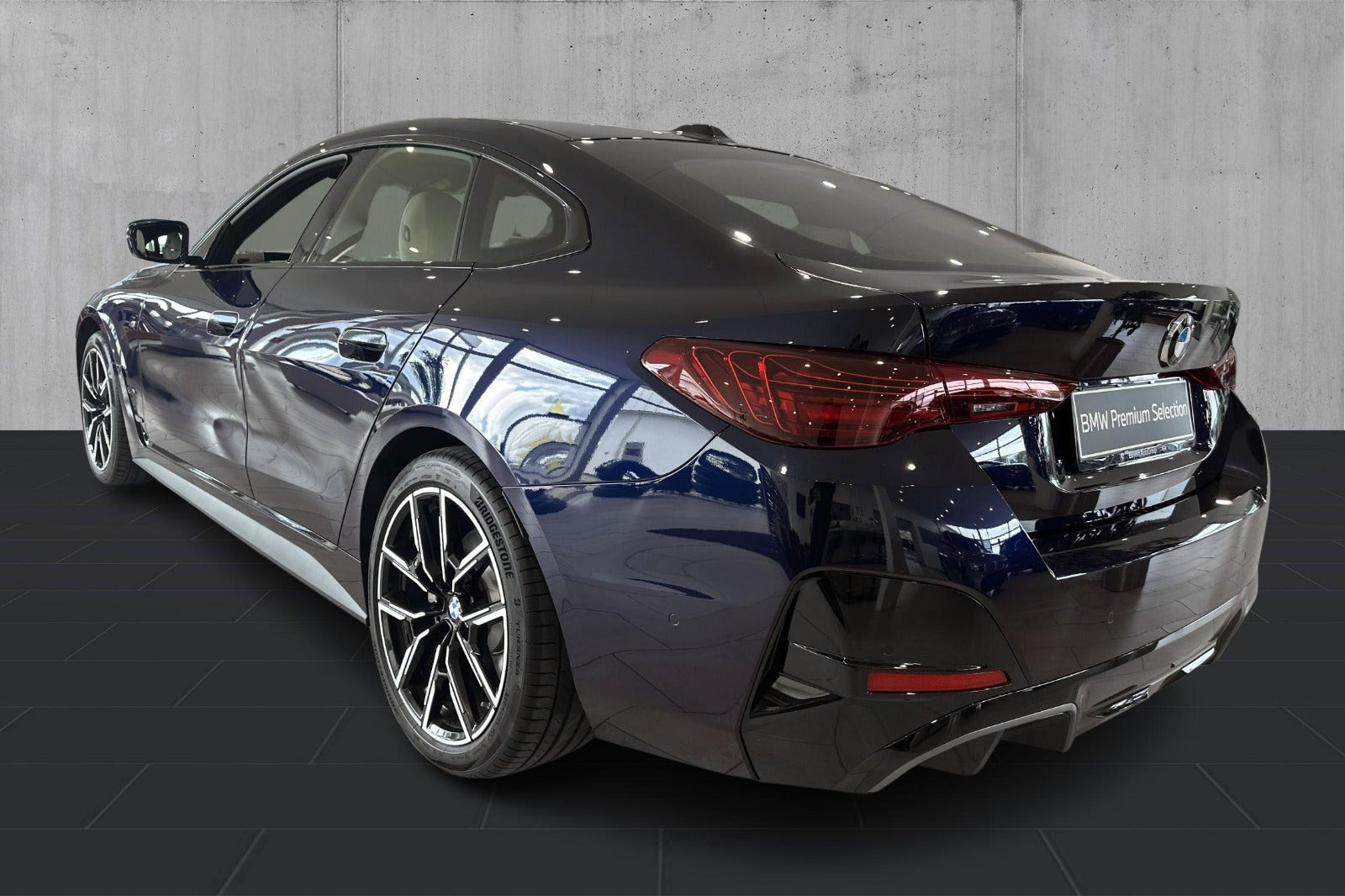 Blå BMW i4 fra 2026