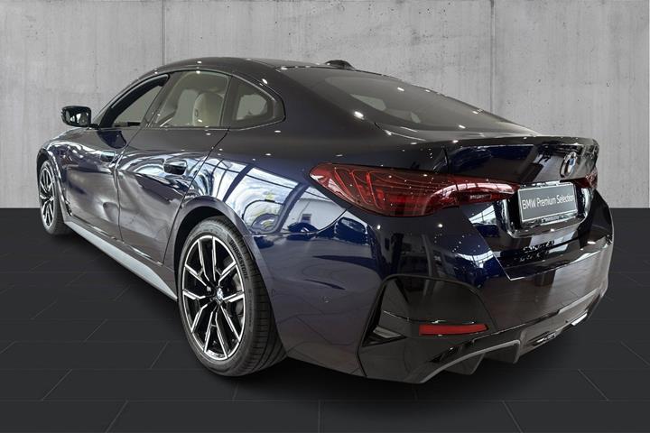 Blå BMW i4 fra 2026
