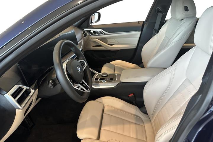 Blå BMW i4 fra 2026