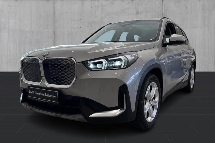 Sølv BMW iX1 fra 2024 set udefra