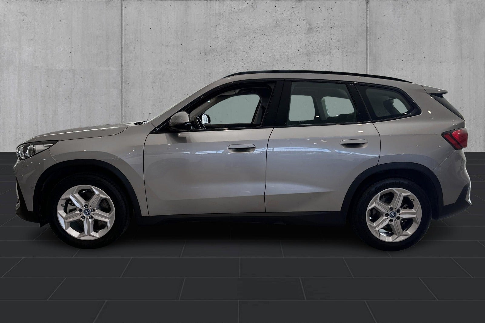 Sølv BMW iX1 fra 2024