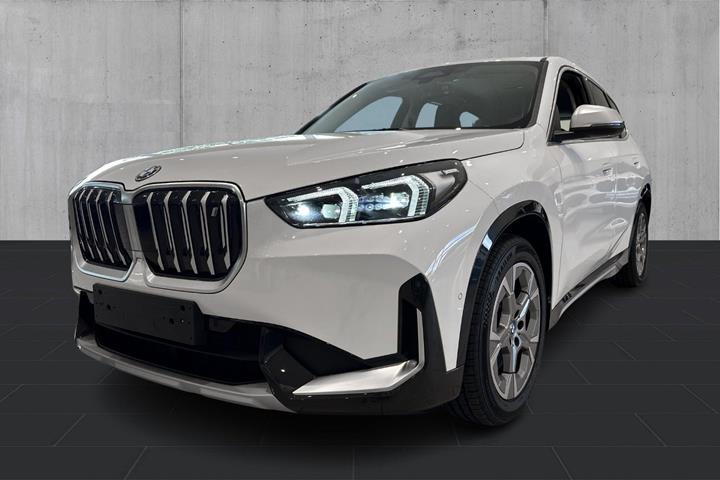 Hvid BMW iX1 fra 2023 set udefra