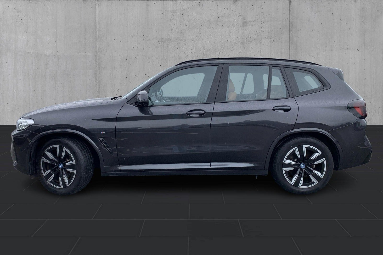 Grå BMW iX3 fra 2023