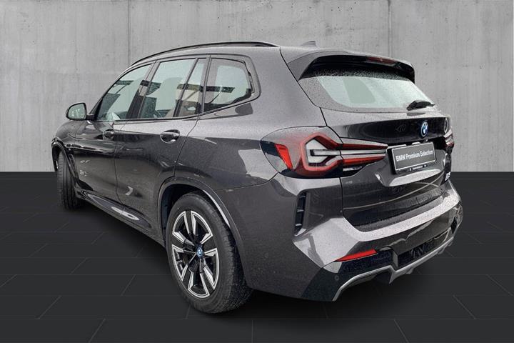 Grå BMW iX3 fra 2023