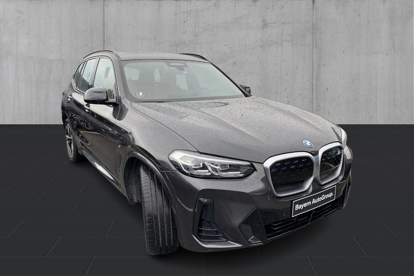 Grå BMW iX3 fra 2023