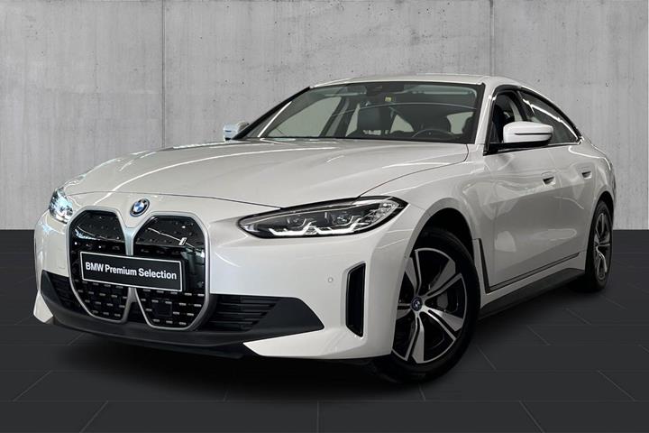 Hvid BMW i4 fra 2023 set udefra