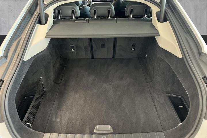 Hvid BMW i4 fra 2023
