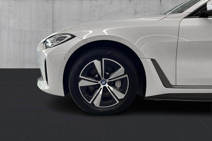 Hvid BMW i4 fra 2023