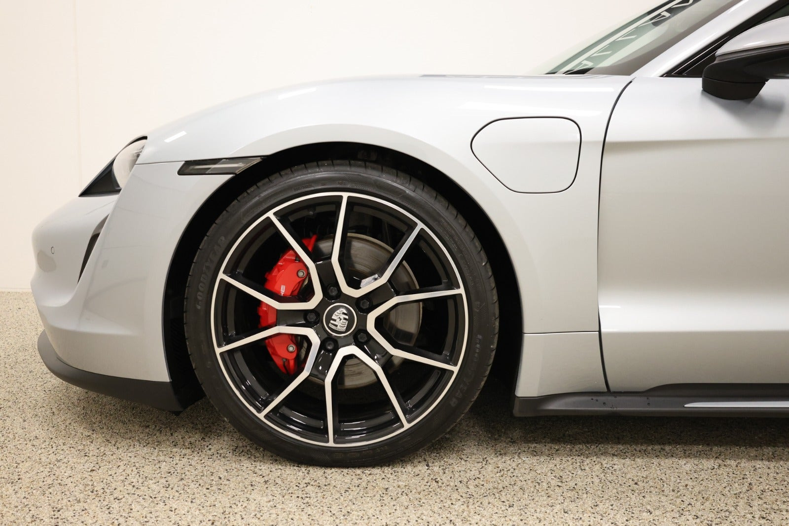 Sølv Porsche Taycan 4S fra 2023