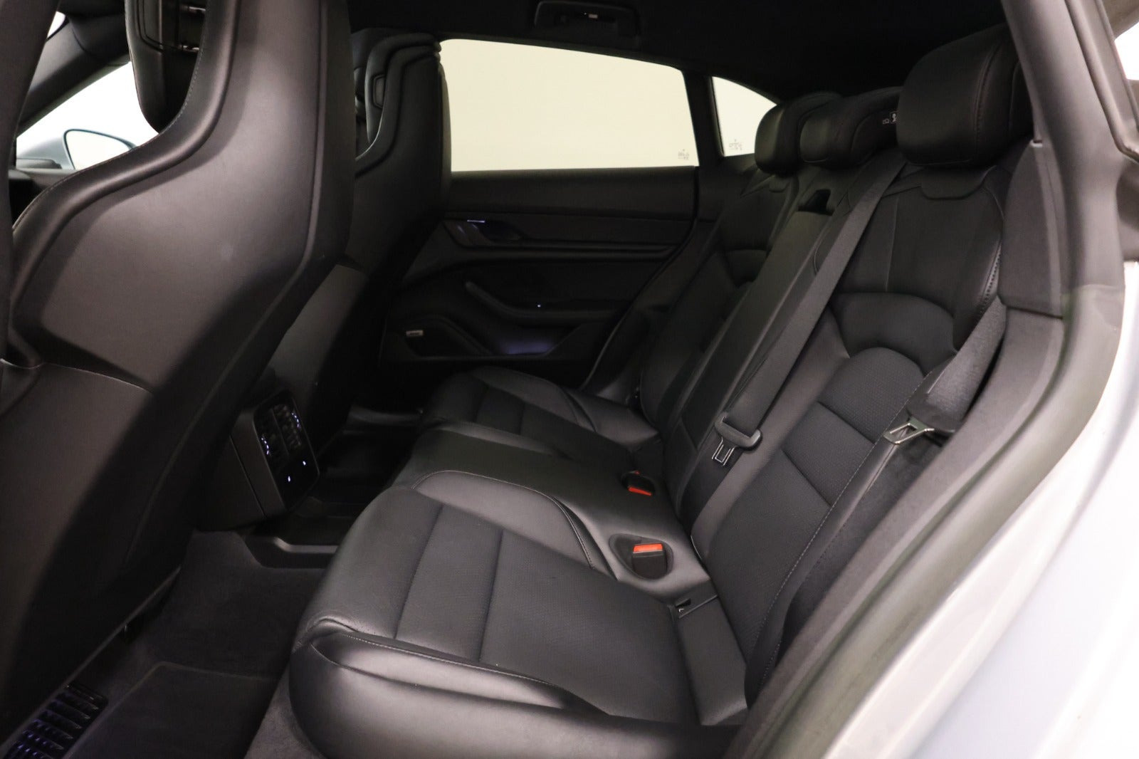 Sølv Porsche Taycan 4S fra 2023