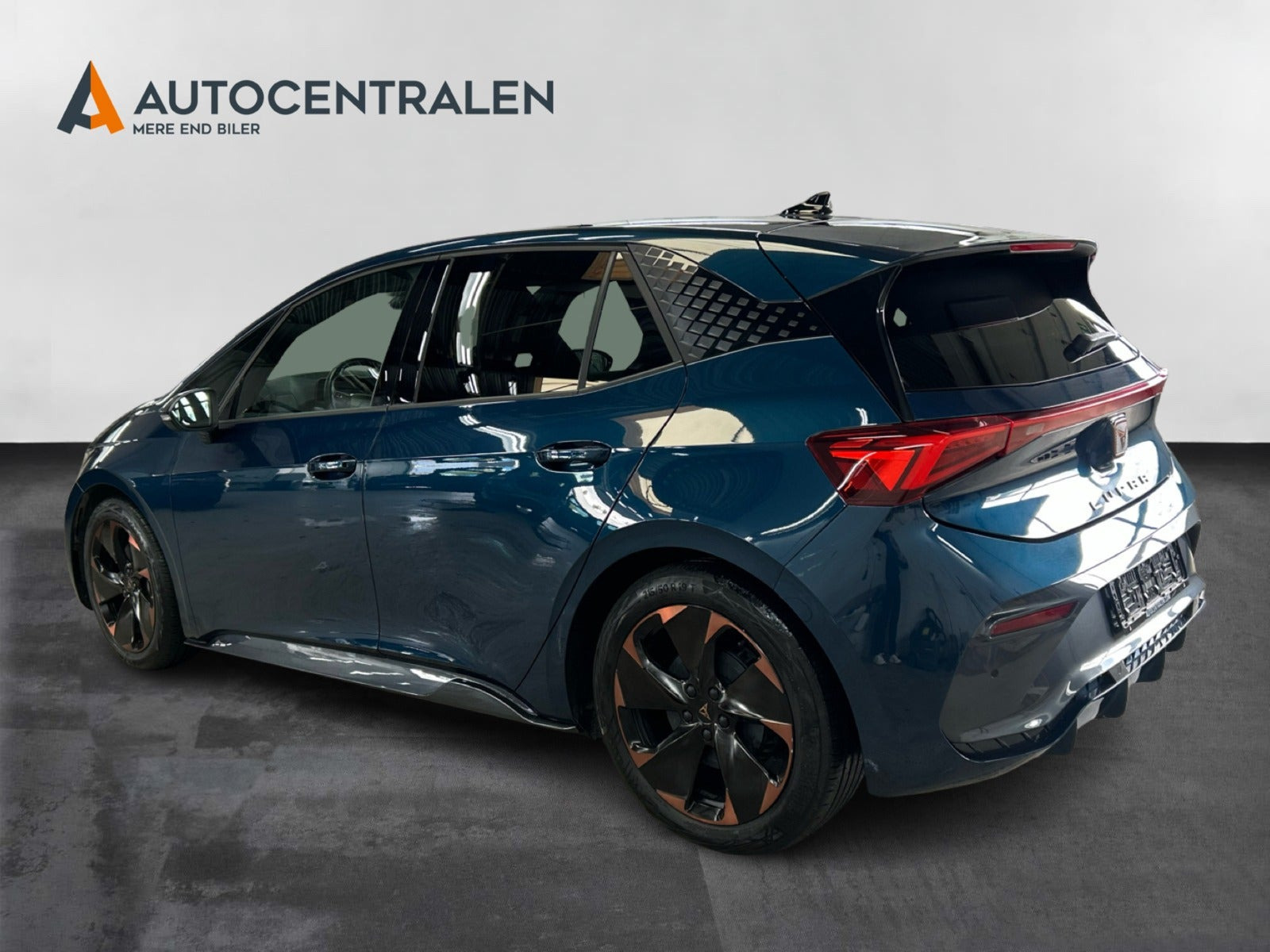 Blå Cupra Born fra 2023
