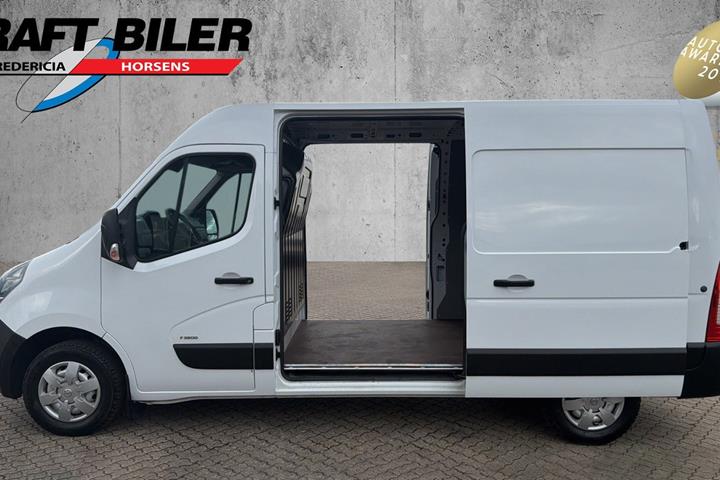 Hvid Opel Movano fra 2021
