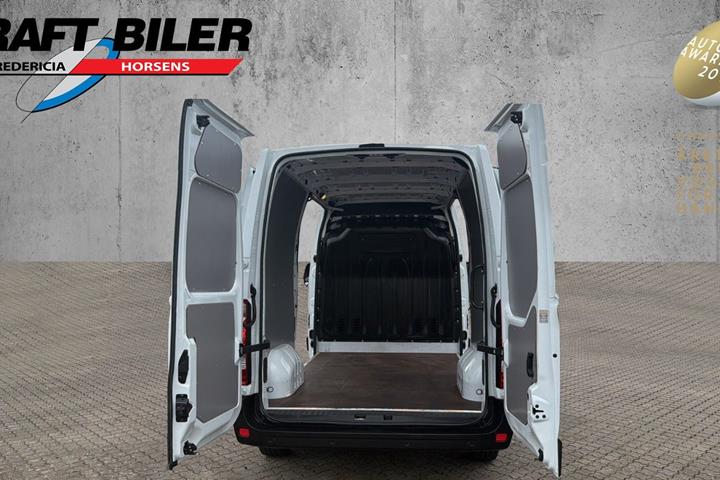 Hvid Opel Movano fra 2021