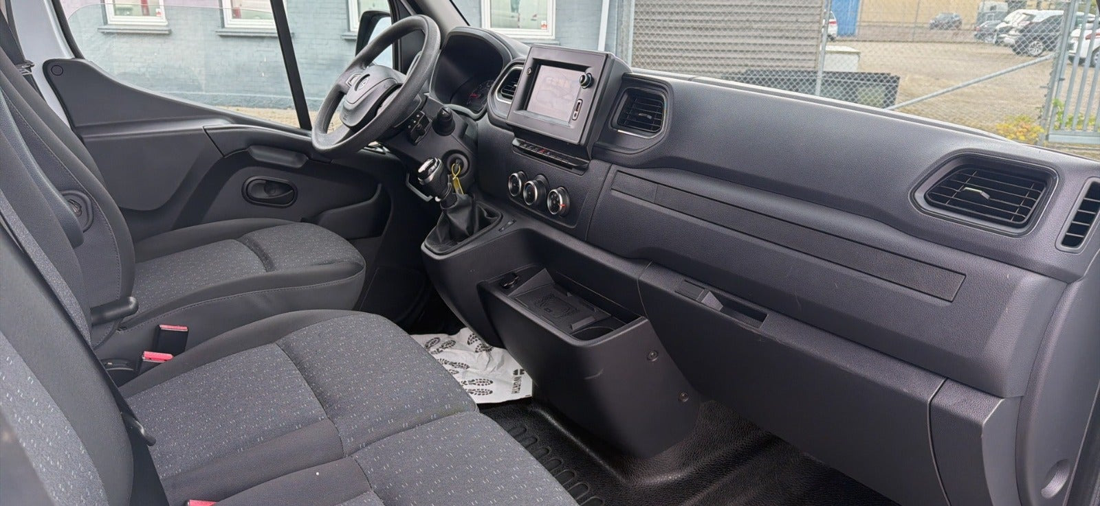 Hvid Opel Movano fra 2021