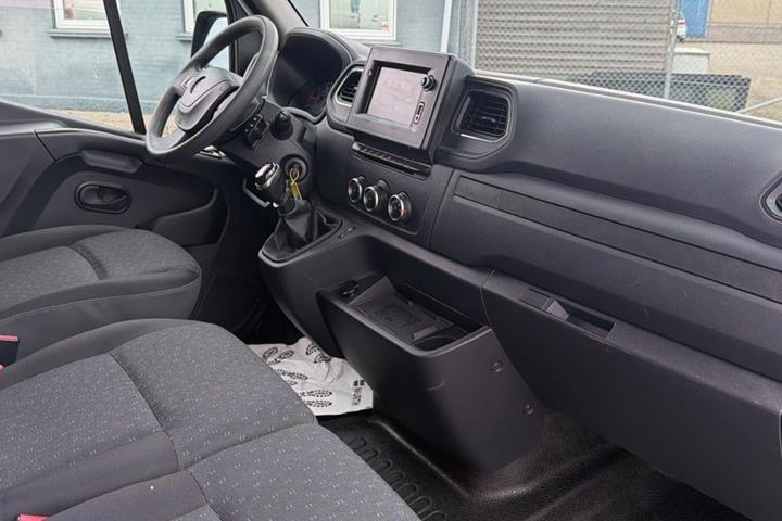 Hvid Opel Movano fra 2021