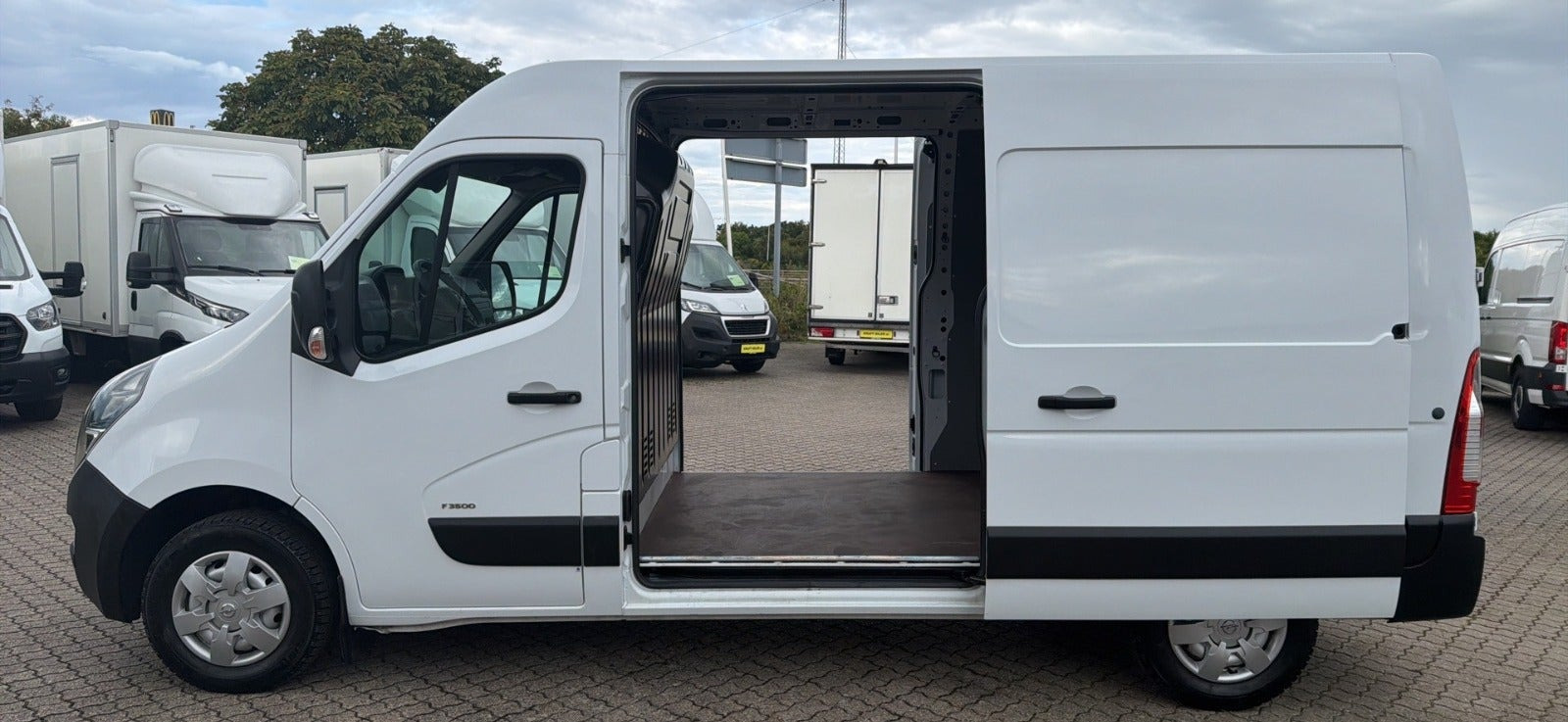Hvid Opel Movano fra 2021