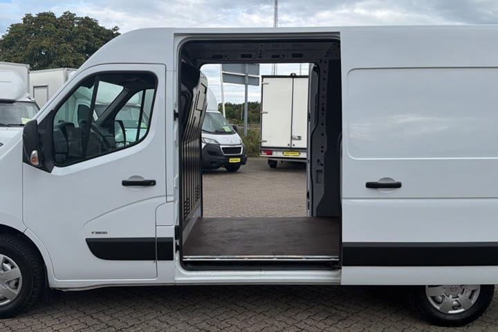 Hvid Opel Movano fra 2021