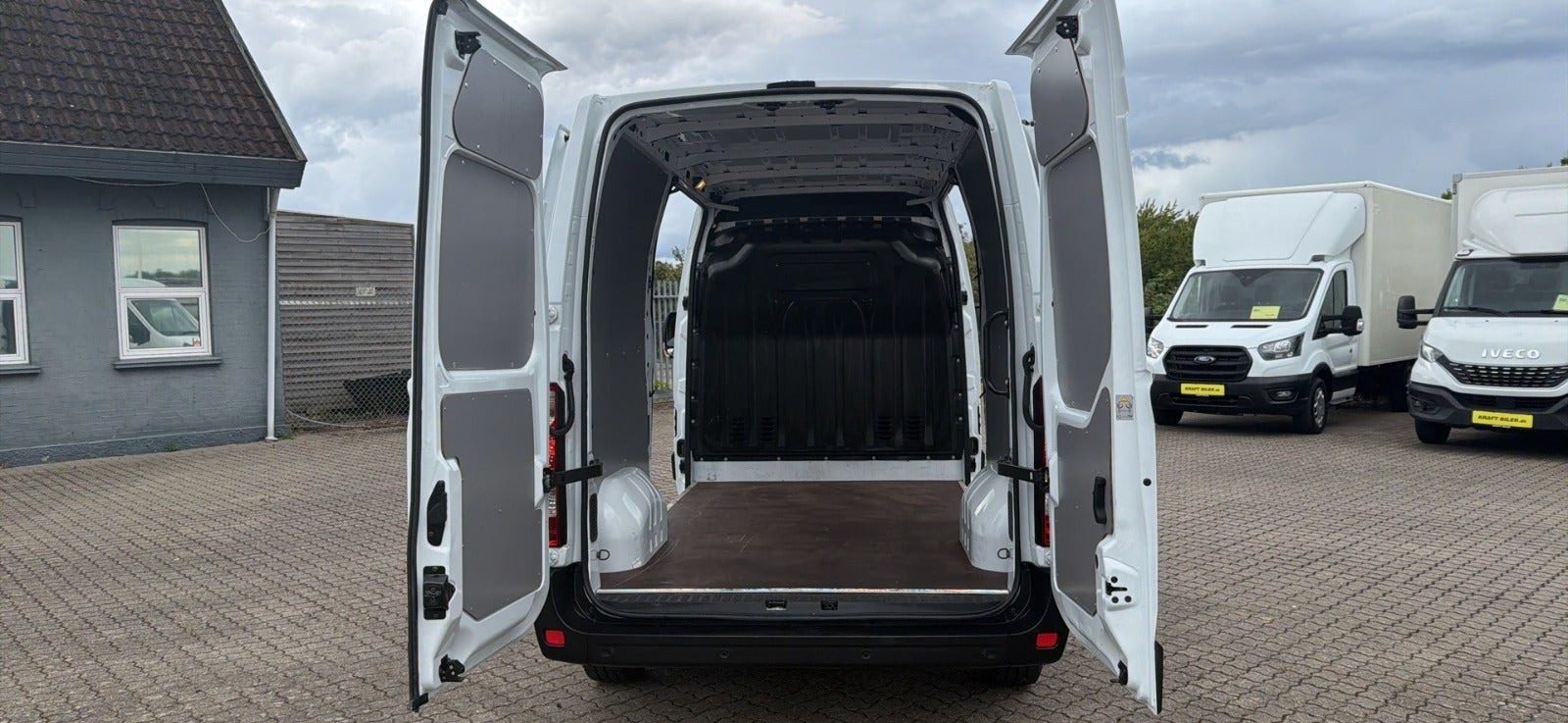 Hvid Opel Movano fra 2021