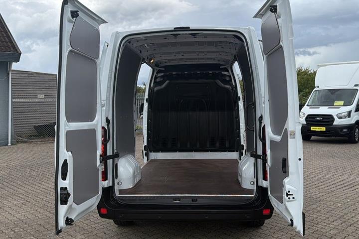 Hvid Opel Movano fra 2021