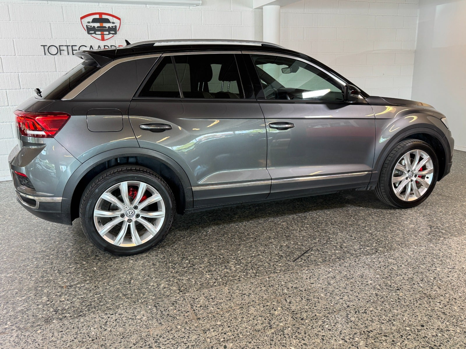 Grå VW T-Roc fra 2018