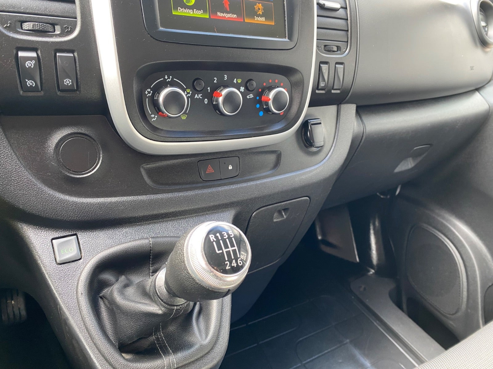 Hvid Renault Trafic T29 fra 2021