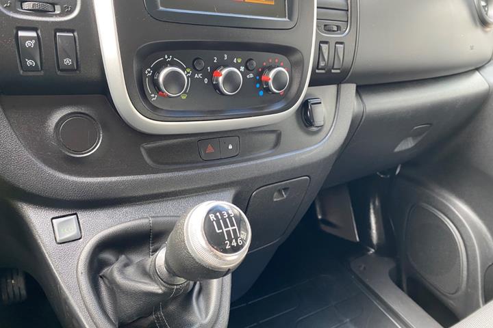 Hvid Renault Trafic T29 fra 2021