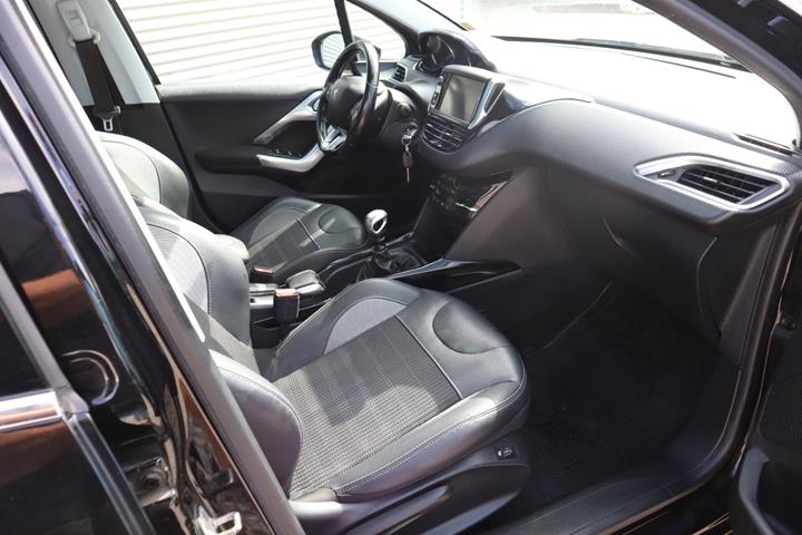 Sort Peugeot 2008 fra 2019