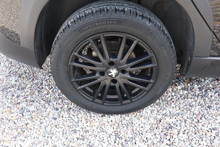 Sort Peugeot 2008 fra 2019