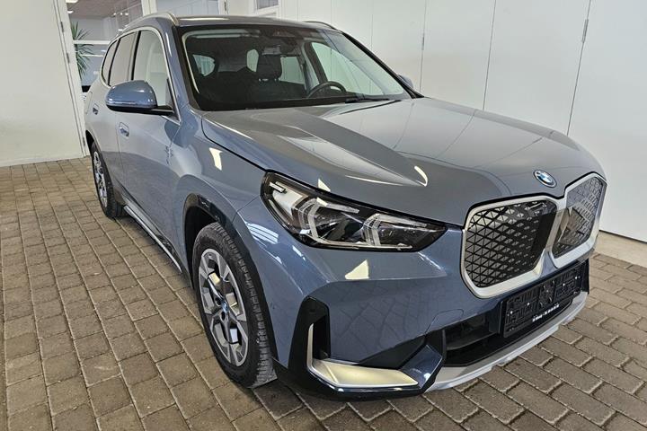 Grå BMW iX1 fra 2025