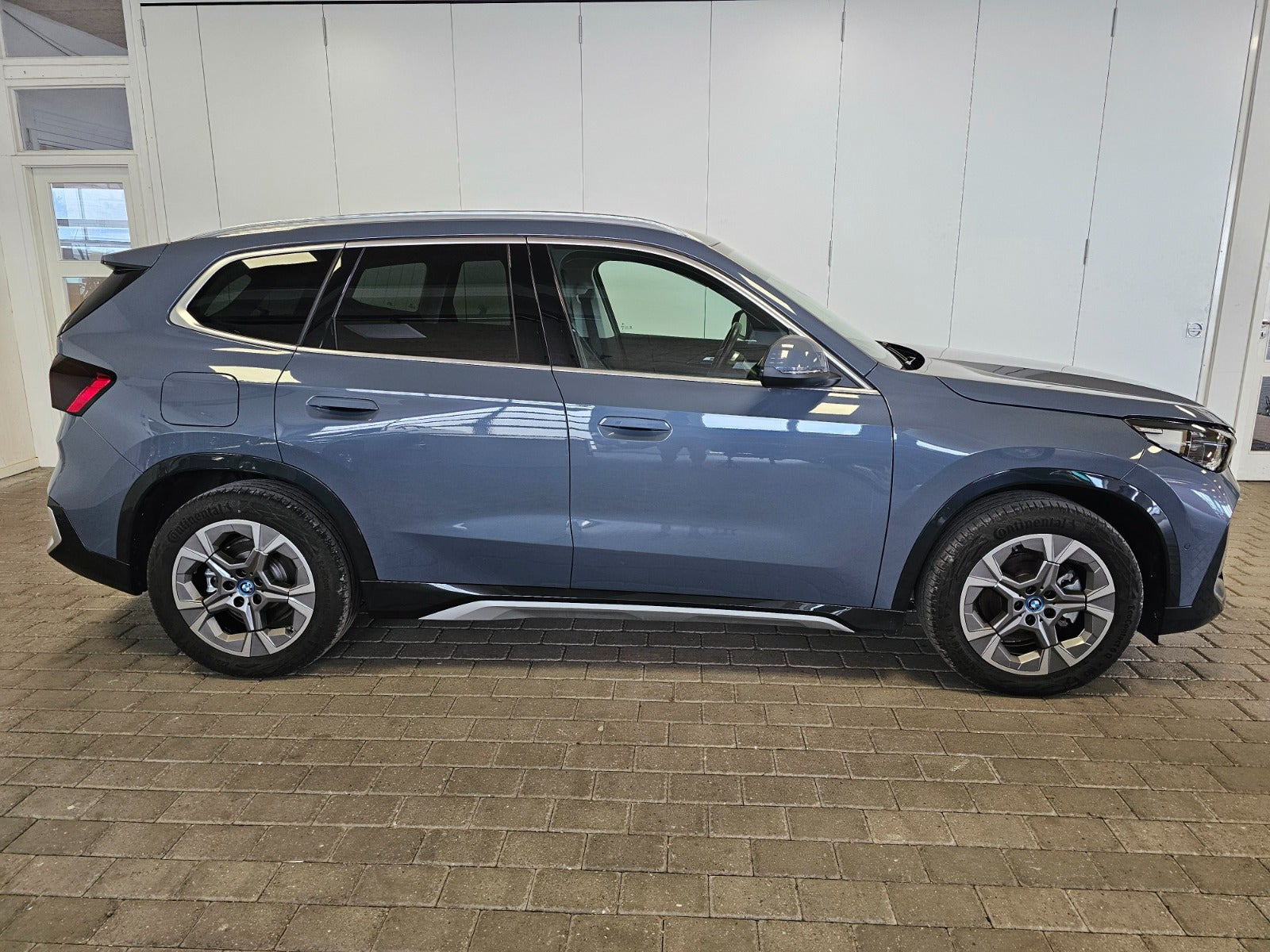 Grå BMW iX1 fra 2025