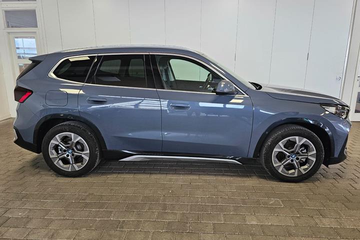 Grå BMW iX1 fra 2025