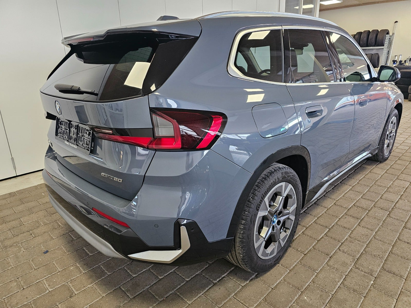 Grå BMW iX1 fra 2025