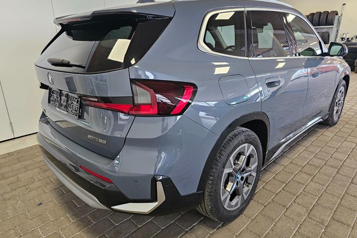 Grå BMW iX1 fra 2025
