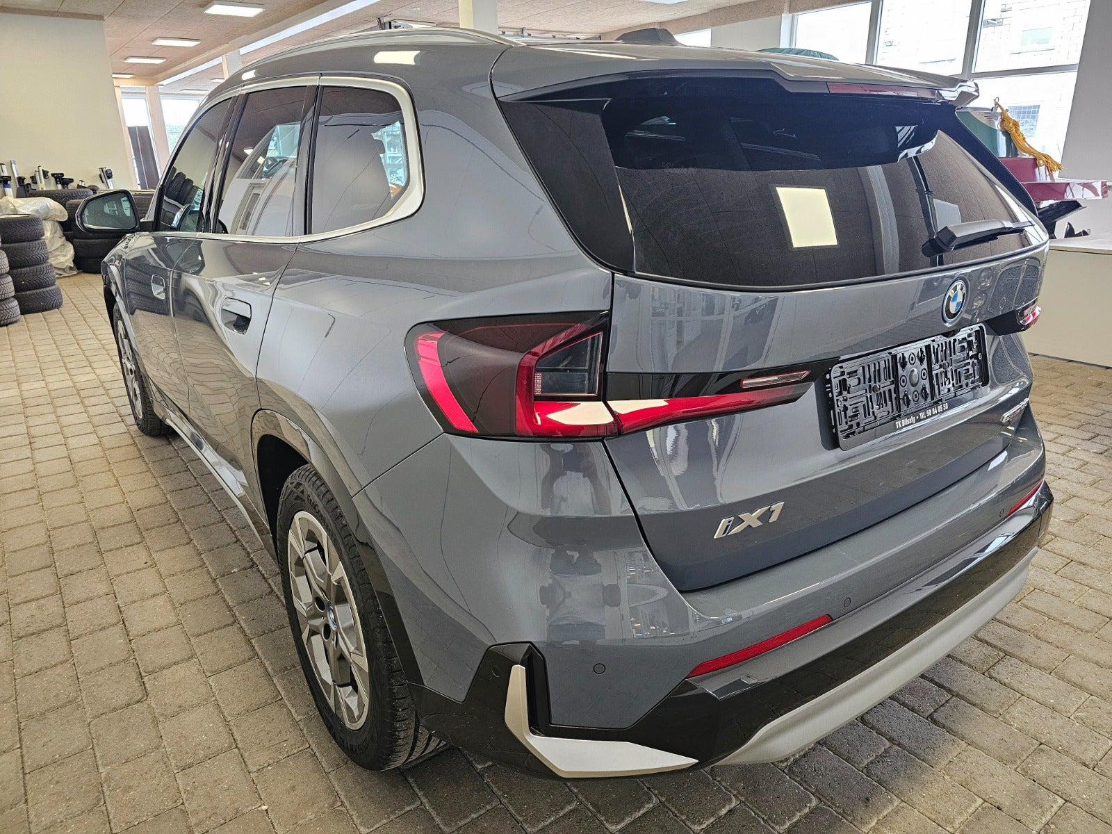 Grå BMW iX1 fra 2025