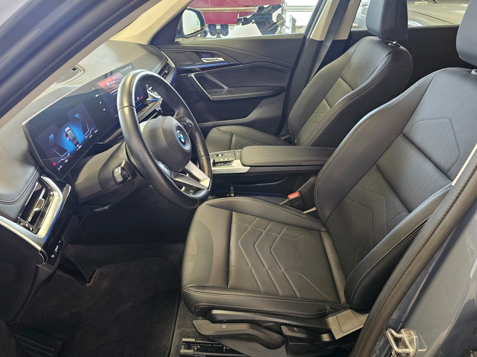 Grå BMW iX1 fra 2025