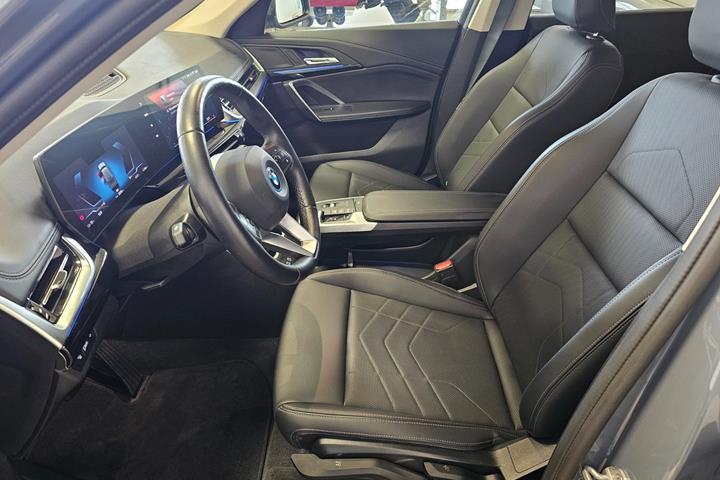 Grå BMW iX1 fra 2025
