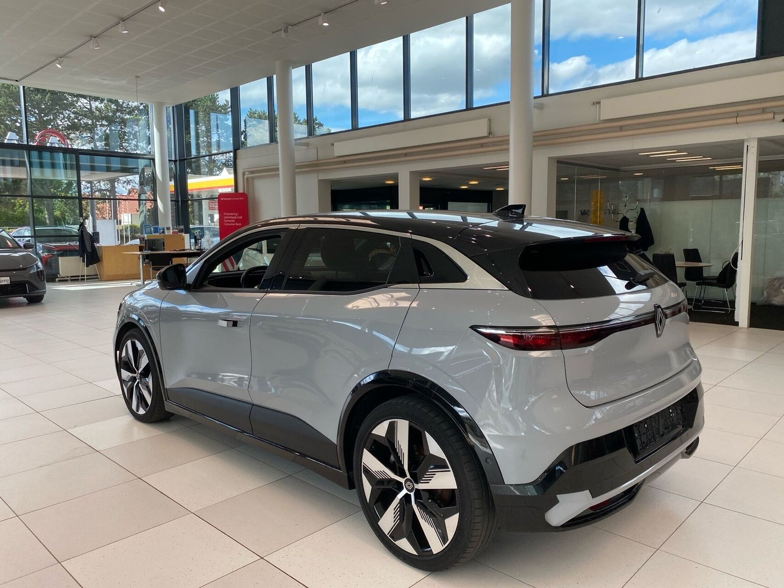 Grå Renault Megane E-Tech fra 2022