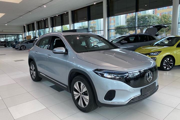 Sølv Mercedes EQA250+ fra 2025