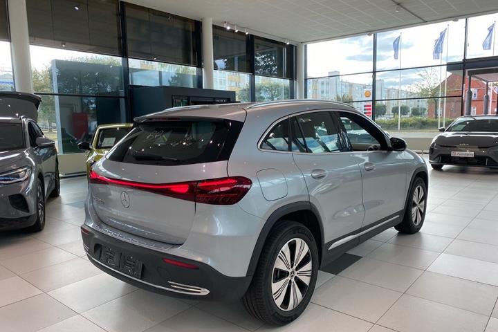 Sølv Mercedes EQA250+ fra 2025