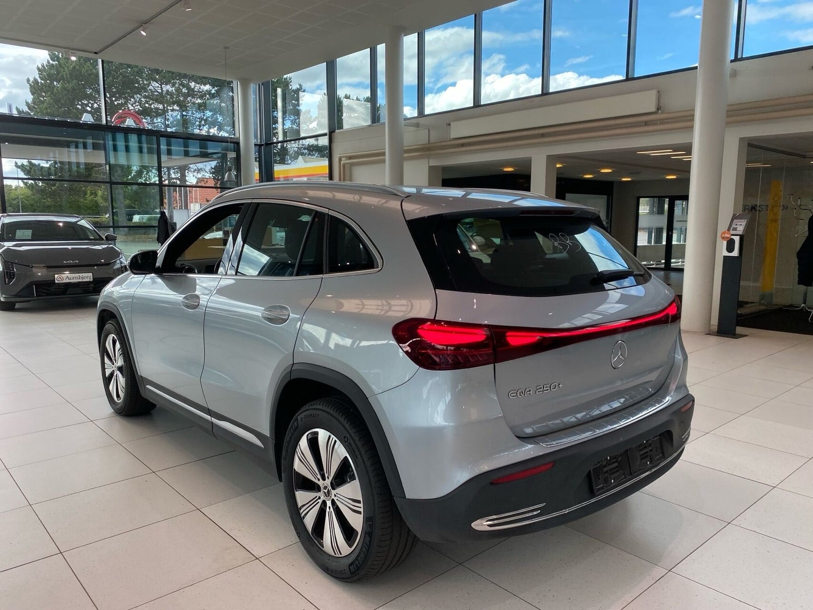 Sølv Mercedes EQA250+ fra 2025