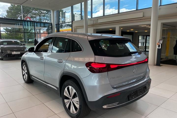 Sølv Mercedes EQA250+ fra 2025