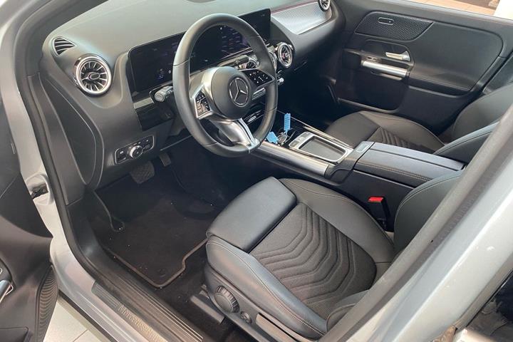 Sølv Mercedes EQA250+ fra 2025