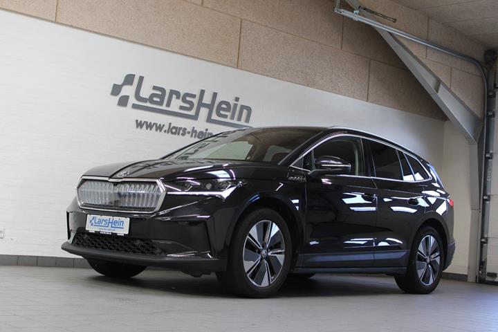 Sort Skoda Enyaq fra 2022 set udefra