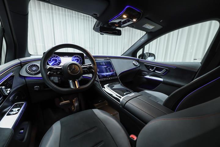 Sølv Mercedes EQE350 SUV fra 2025