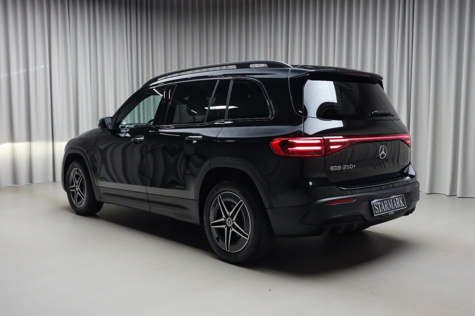 Sort Mercedes EQB250+ fra 2026
