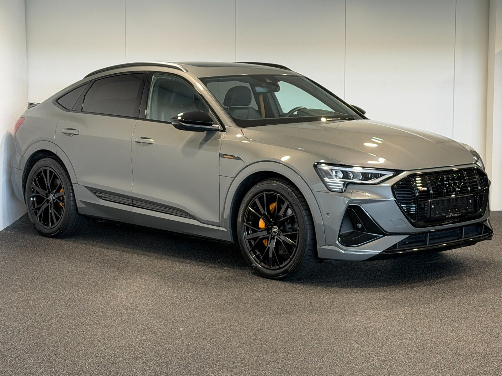 Grå Audi e-tron fra 2022