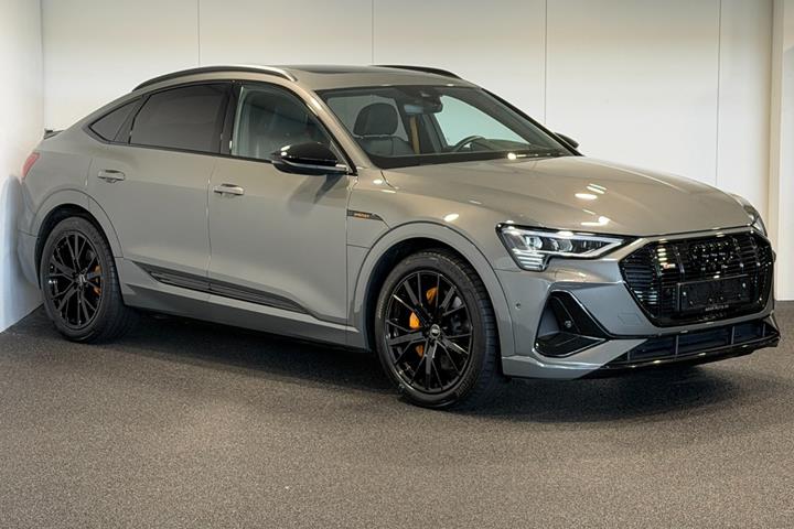 Grå Audi e-tron fra 2022