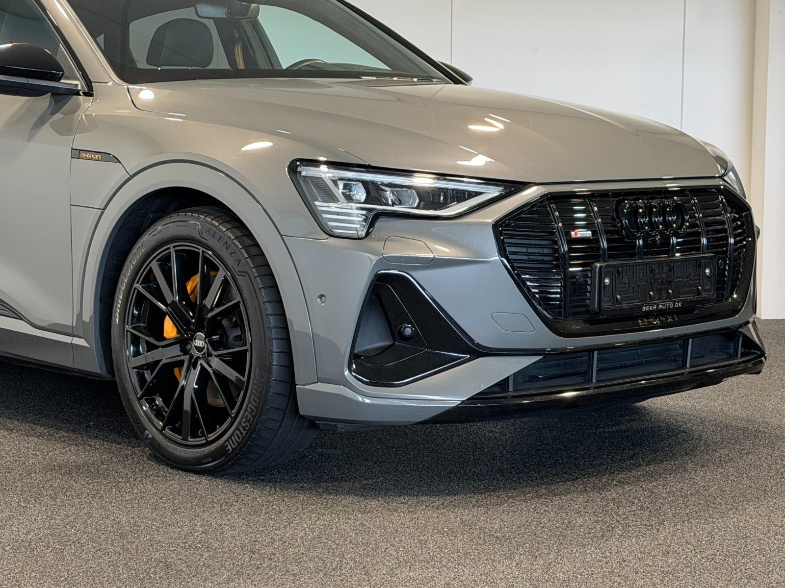 Grå Audi e-tron fra 2022