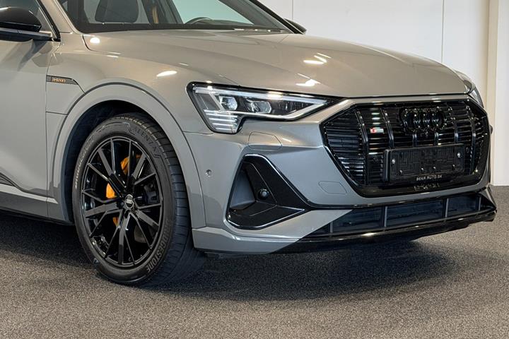 Grå Audi e-tron fra 2022