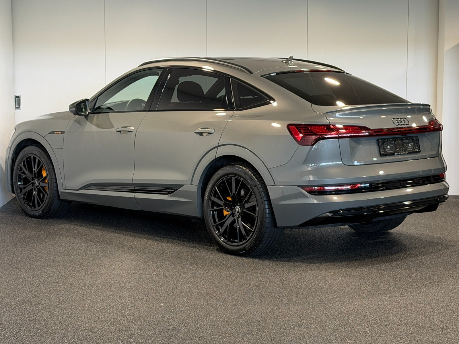 Grå Audi e-tron fra 2022